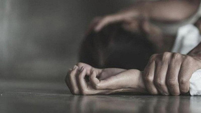 Dùng vũ lực để giao cấu trái với ý muốn nạn nhân sẽ bị phạt tù từ 2 đến 7 năm (Ảnh minh họa)