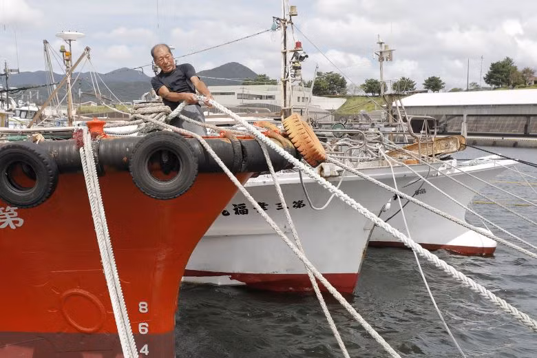 Ngư dân chằng buộc thuyền để tránh bão ở Makurazak