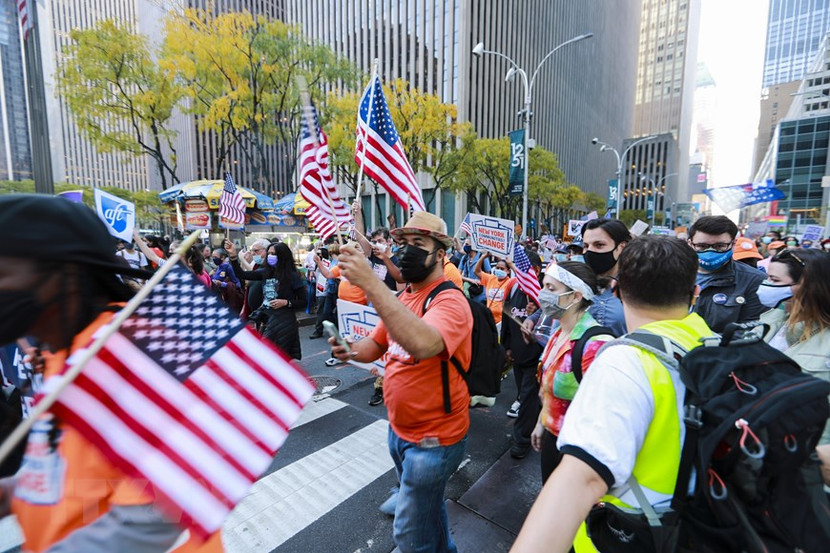 Người dân ăn mừng ông Biden thắng cử tại quảng trường Thời đại ở New York