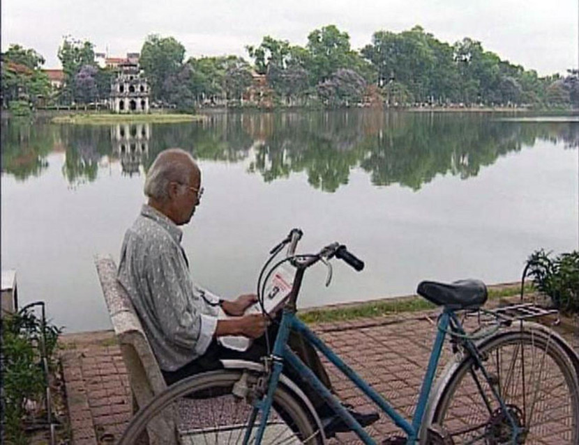 Nhạc sĩ Hoàng Hiệp bên hồ Gươm (Hà Nội)