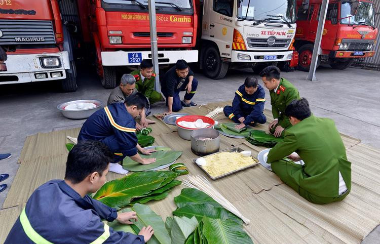 Lính cứu hỏa trổ tài gói bánh chưng chuẩn bị đón Tết ở đơn vị Lính cứu hỏa trổ tài gói bánh chưng chuẩn bị đón Tết ở đơn vị