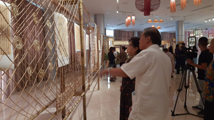 Du khách tham quan triển lãm Du khách tham quan triển lãm