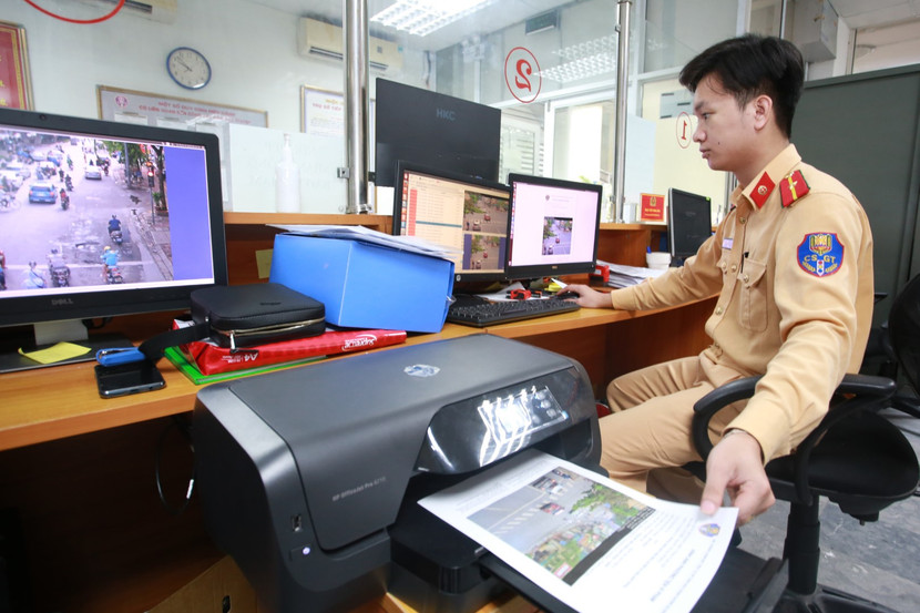 Lực lượng CSGT in hình ảnh người vi phạm giao thông từ dữ liệu do camera gửi về hệ thống. Ảnh: LAM THANH Lực lượng CSGT in hình ảnh người vi phạm giao thông từ dữ liệu do camera gửi về hệ thống. Ảnh: LAM THANH