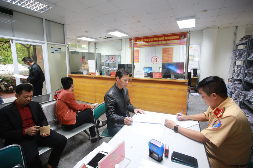 Người vi phạm giao thông đến trụ sở Đội Chỉ huy giao thông và xử lý đèn tín hiệu giao thông, Phòng CSGT, CATP Hà Nội làm các thủ tục giải quyết sau vi phạm Người vi phạm giao thông đến trụ sở Đội Chỉ huy giao thông và xử lý đèn tín hiệu giao thông, Phòng CSGT, CATP Hà Nội làm các thủ tục giải quyết sau vi phạm