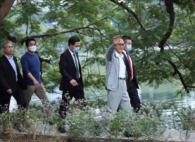 Thủ tướng Nhật Bản Suga Yoshihide vẫy chào người dân Thủ đô Hà Nội khi ông đi tập thể dục ở hồ Gươm vào lúc 6h sáng 20-10