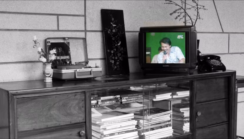 Hình ảnh nhạc sỹ Trần Tiến hát trên tivi được đạo diễn Lan Nguyên đưa vào phim bởi đó chính là ký ức tuổi thơ của cô: “Chính những tháng ngày dán mắt vào chiếc tivi đã mang đến cho tôi ước mơ về truyền hình, và cũng chính truyền hình đã đưa tôi đến với nhạc sỹ của tuổi thơ. Nhưng chiếc tivi ngày nay đã khác xưa quá nhiều… Kỷ nguyên giải trí ập đến, chiếc tivi thay hình đổi dạng, kéo theo sự phai màu của những giá trị cũ, trong đó có người nhạc sỹ trong ký ức tuổi thơ của tôi. Khi tôi lớn lên cũng là lúc ông không còn xuất hiện, tôi đành phải đi tìm ông”.