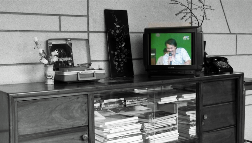 Hình ảnh nhạc sỹ Trần Tiến hát trên tivi được đạo diễn Lan Nguyên đưa vào phim bởi đó chính là ký ức tuổi thơ của cô: “Chính những tháng ngày dán mắt vào chiếc tivi đã mang đến cho tôi ước mơ về truyền hình, và cũng chính truyền hình đã đưa tôi đến với nhạc sỹ của tuổi thơ. Nhưng chiếc tivi ngày nay đã khác xưa quá nhiều… Kỷ nguyên giải trí ập đến, chiếc tivi thay hình đổi dạng, kéo theo sự phai màu của những giá trị cũ, trong đó có người nhạc sỹ trong ký ức tuổi thơ của tôi. Khi tôi lớn lên cũng là lúc ông không còn xuất hiện, tôi đành phải đi tìm ông”.