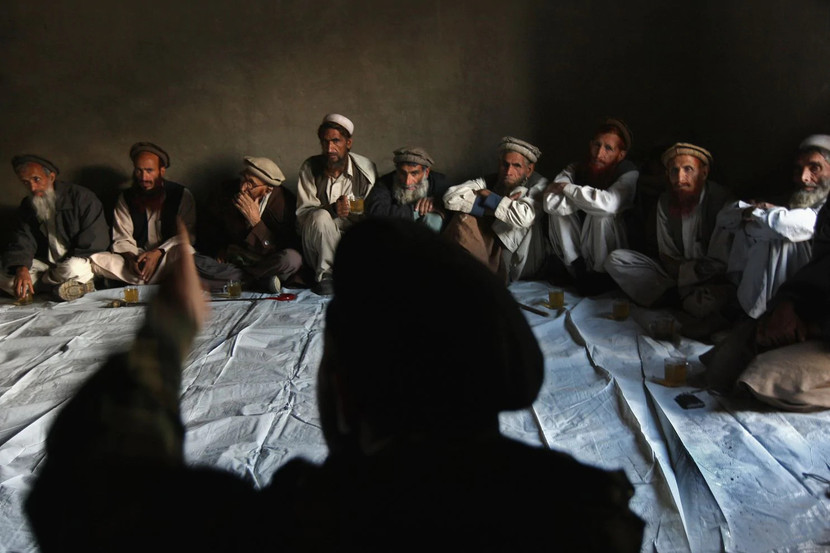 Các già làng ở Thung lũng Korengal, Afghanistan hầu hết có quan hệ với chiến binh Taliban địa phương trong cuộc họp với các quan chức quân đội Mỹ và Afghanistan vào năm 2008