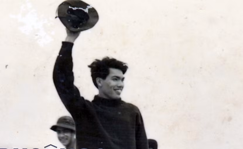 Một trong những bức ảnh tư liệu tiêu biểu thời tuổi trẻ gia nhập quân đội của Trần Tiến trong phim