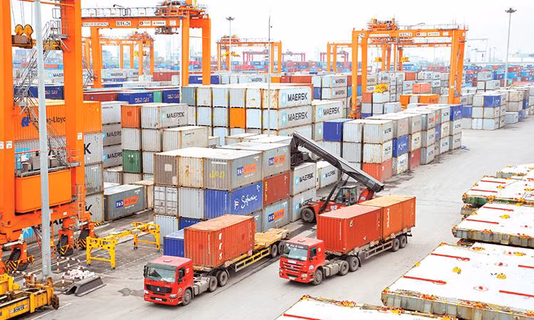 Hàng tạm nhập tái xuất phải chịu sự giám sát cho tới khi tái xuất ra khỏi Việt Nam Hàng tạm nhập tái xuất phải chịu sự giám sát cho tới khi tái xuất ra khỏi Việt Nam