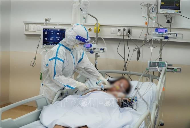 Các y bác sĩ chăm sóc, điều trị cho bệnh nhân nặng, nguy kịch tại Bệnh viện Hồi sức COVID-19 TP Hồ Chí Minh. Ảnh: TTXVN Các y bác sĩ chăm sóc, điều trị cho bệnh nhân nặng, nguy kịch tại Bệnh viện Hồi sức COVID-19 TP Hồ Chí Minh. Ảnh: TTXVN
