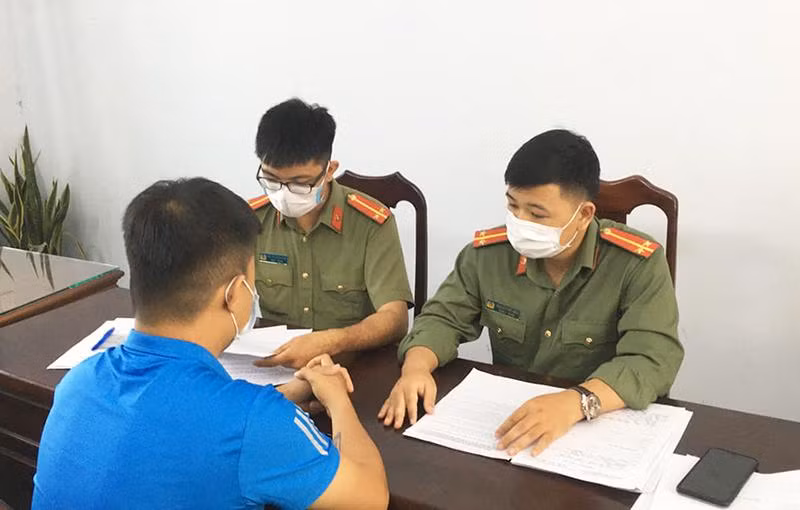 Lực lượng chức năng xử phạt người thông tin sai sự thật trên mạng xã hội