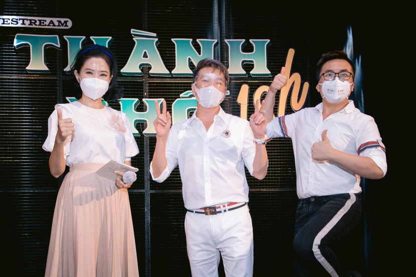 Ca sĩ Đàm Vĩnh Hưng (giữa) và hai MC Quỳnh Hoa - Đại Nghĩa trong chương trình “Thành phố 18h” ngày 19-8