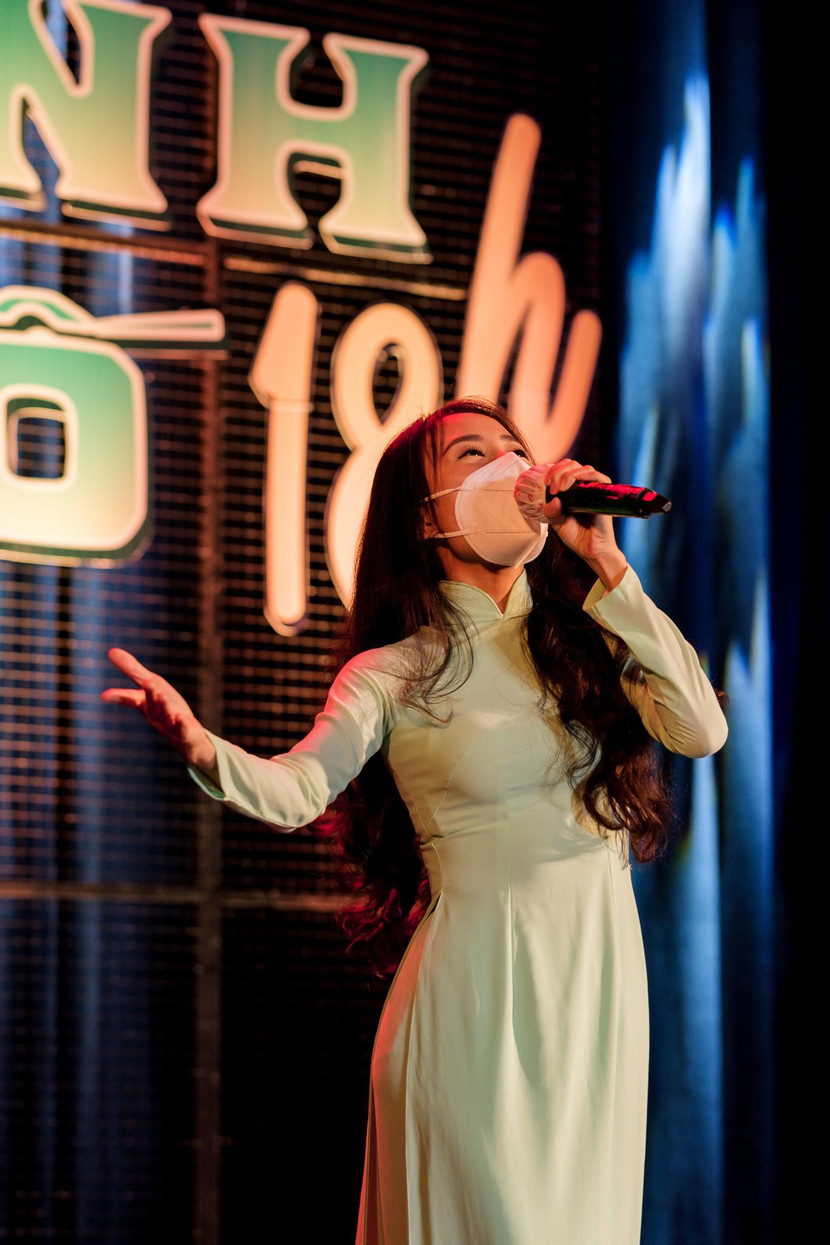 Ca sĩ Thy Lư mặc áo dài hát trong chương trình