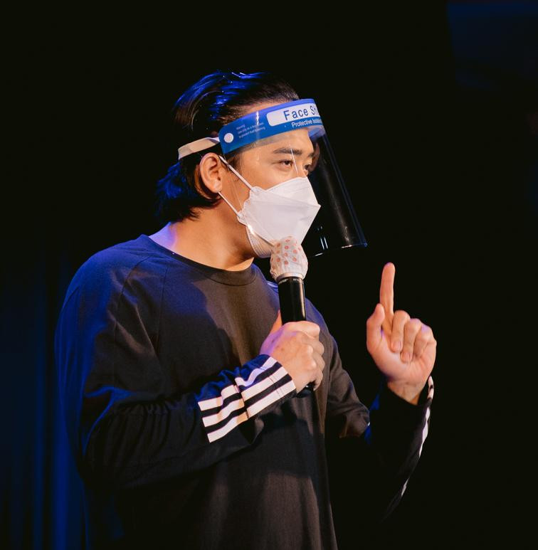 Nghệ sĩ Trấn Thành vừa hát vừa chia sẻ