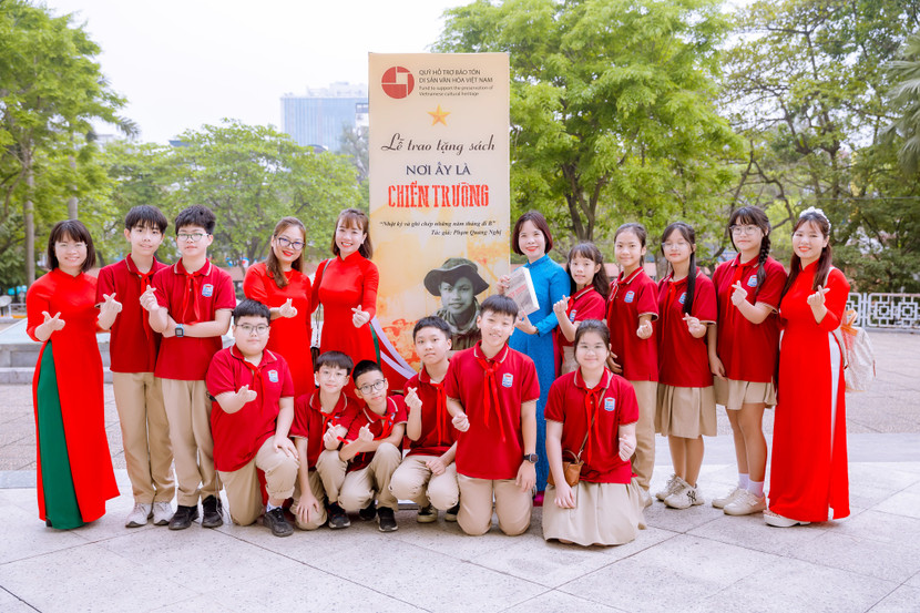 Đại diện Ban giám hiệu, thư viện, đoàn đội, giáo viên và học sinh trường THCS Khương Thượng tại Lễ trao tặng sách "Nơi ấy là chiến trường" Đại diện Ban giám hiệu, thư viện, đoàn đội, giáo viên và học sinh trường THCS Khương Thượng tại Lễ trao tặng sách "Nơi ấy là chiến trường"