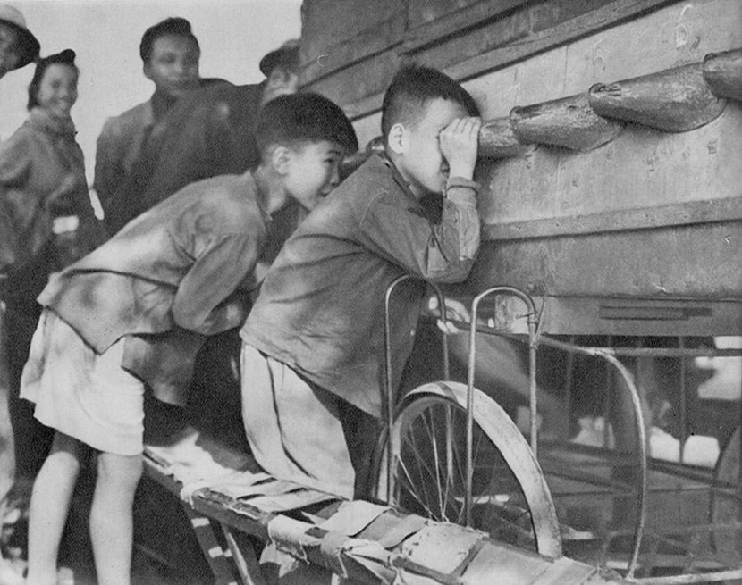 Hai cậu bé xem “Cinema thùng” trên phố Hai cậu bé xem “Cinema thùng” trên phố