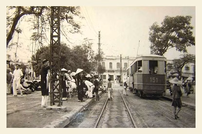 Bến xe điện Bờ Hồ năm 1952