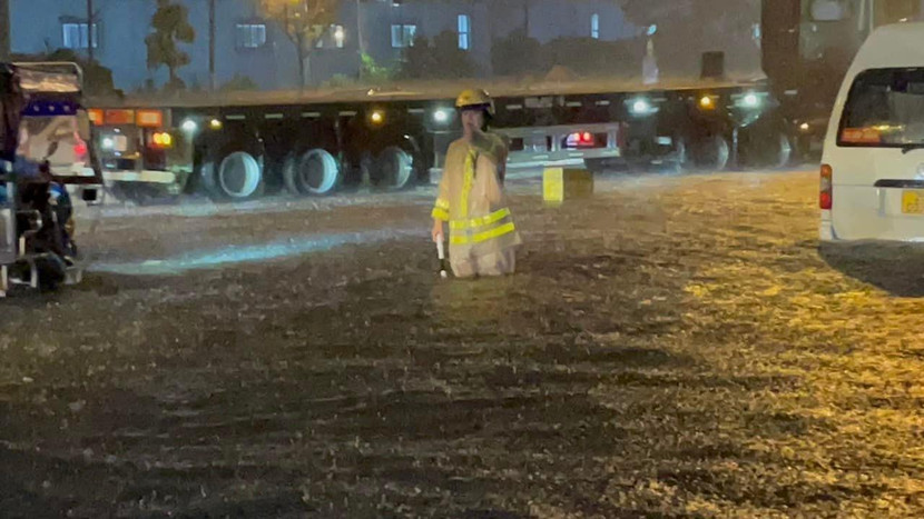 Chiến sĩ Cảnh sát giao thông Thủ đô dầm mình trong mưa để phân luồng, giúp người dân qua nơi ngập úng an toàn