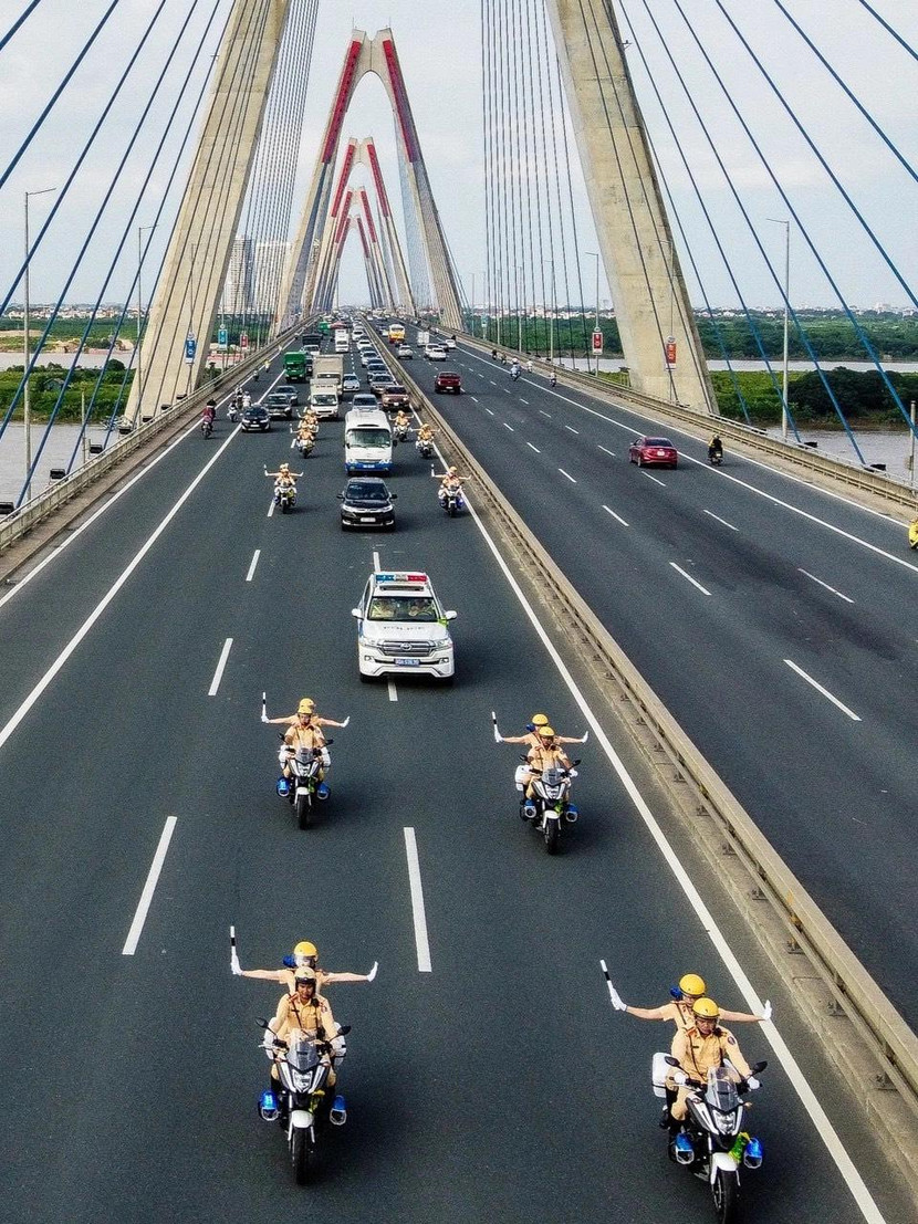 Lực lượng Cảnh sát giao thông Thủ đô dẫn đoàn phục vụ SEA Games 31 tại Hà Nội