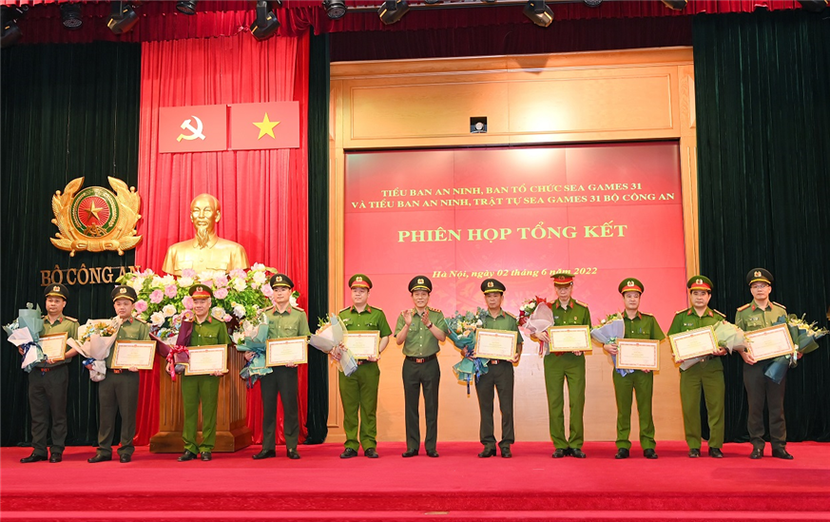 Thứ trưởng Lương Tam Quang trao Bằng khen của Bộ Công an tặng các tập thể, cá nhân có thành tích xuất sắc trong công tác bảo đảm an ninh, an toàn SEA Games 31 Thứ trưởng Lương Tam Quang trao Bằng khen của Bộ Công an tặng các tập thể, cá nhân có thành tích xuất sắc trong công tác bảo đảm an ninh, an toàn SEA Games 31