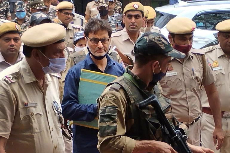 Yasin Malik bị đưa tới tòa án ở New Delhi hôm 29-5