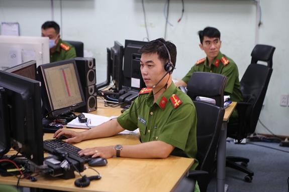 Cán bộ, chiến sĩ luôn là cầu nối tương tác giữa chính quyền và nhân dân Cán bộ, chiến sĩ luôn là cầu nối tương tác giữa chính quyền và nhân dân