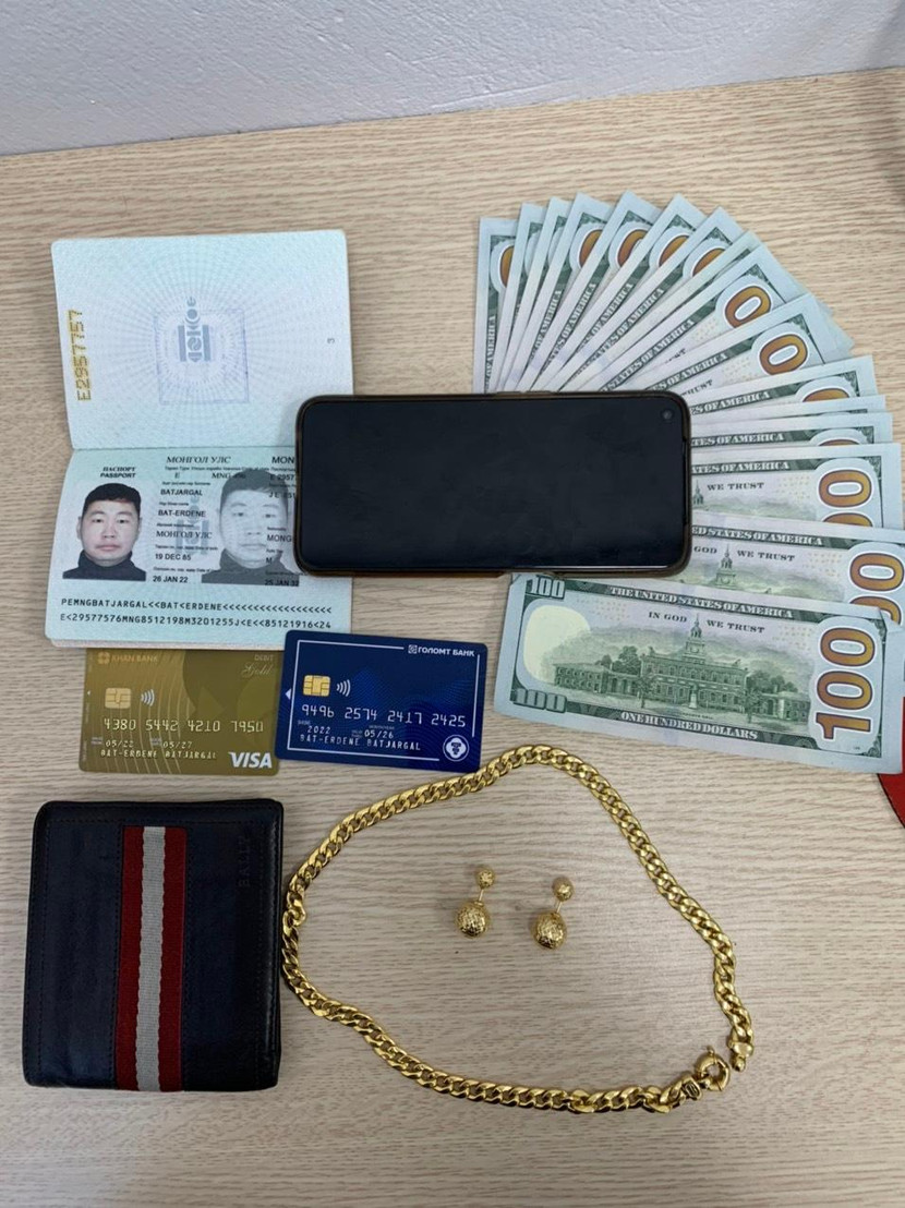 Chúng dùng số vàng đó bán lại, đổi lấy tiền USD chia nhau Chúng dùng số vàng đó bán lại, đổi lấy tiền USD chia nhau