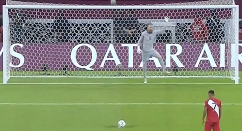 Thủ môn Andrew Redmayne của Australia nhảy múa gây phân tâm cho đối thủ trong trận play-off liên lục địa tranh vé dự World Cup 2022 (Ảnh chụp màn hình)