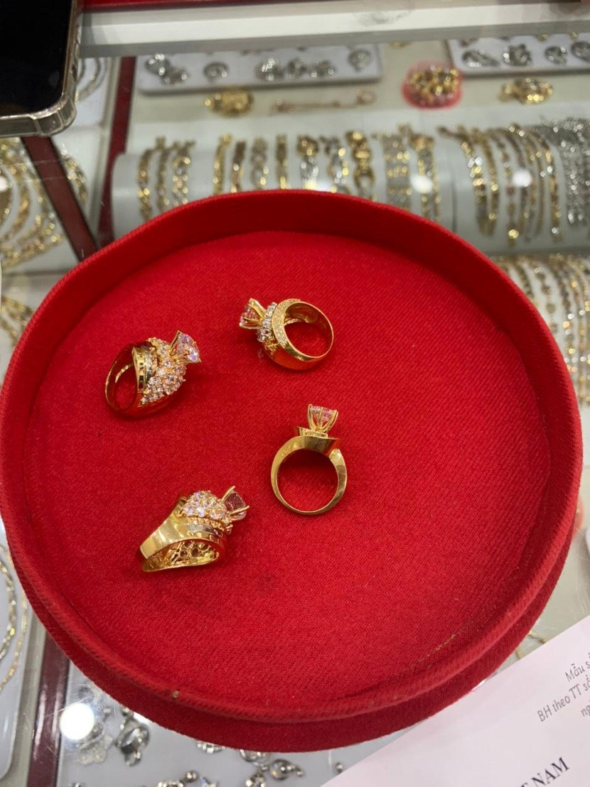 Sau khi lấy trộm ví tiền của du khách Thụy Điển, ổ nhóm trộm cắp này liền mang đi mua vàng và trang sức Sau khi lấy trộm ví tiền của du khách Thụy Điển, ổ nhóm trộm cắp này liền mang đi mua vàng và trang sức