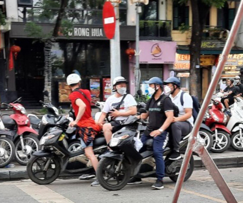 Hình ảnh do cán bộ chiến sĩ Công an phường Hàng Trống ghi nhận trước đó về nhóm đối tượng trộm cắp người Mông Cổ Hình ảnh do cán bộ chiến sĩ Công an phường Hàng Trống ghi nhận trước đó về nhóm đối tượng trộm cắp người Mông Cổ