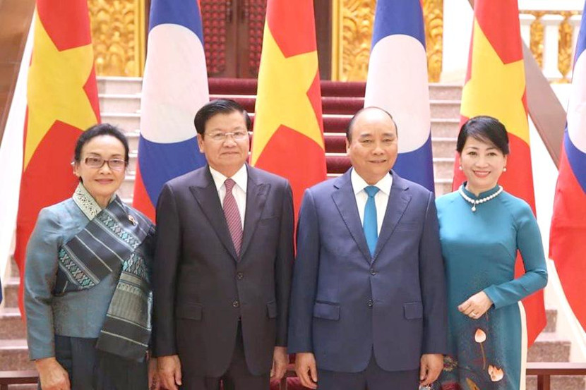 Đồng chí Thongloun Sisoulith và Phu nhân được đồng chí Nguyễn Xuân Phúc và Phu nhân đón tiếp trong chuyến thăm cấp cao đến Việt Nam, năm 2019