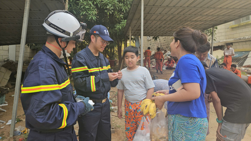 Người dân Myanmar vô cùng biết ơn và trân quý các cán bộ, chiến sỹ CHCN Bộ Công an... Người dân Myanmar vô cùng biết ơn và trân quý các cán bộ, chiến sỹ CHCN Bộ Công an...