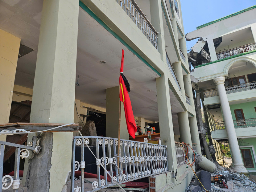 Đoàn công tác CHCN Bộ Công an treo cờ rủ thể hiện sự sẻ chia sâu sắc của những người chiến sĩ Công an nhân dân Việt Nam đối với nỗi mất mát mà nhân dân Myanmar đang phải gánh chịu Đoàn công tác CHCN Bộ Công an treo cờ rủ thể hiện sự sẻ chia sâu sắc của những người chiến sĩ Công an nhân dân Việt Nam đối với nỗi mất mát mà nhân dân Myanmar đang phải gánh chịu