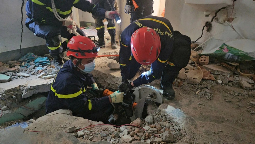 "Chiến thần" kìm thủy lực giúp cán bộ chiến sỹ CHCN Bộ Công an Việt Nam đã tiếp cận nạn nhân một cách an toàn, nhanh chóng