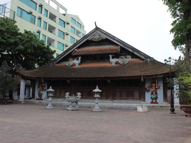 Đình Yên Phụ nằm lặng lẽ giữa các tòa cao ốc