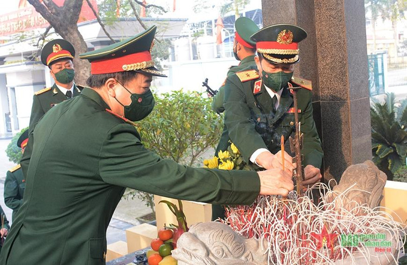 Đại biểu dâng hương tưởng nhớ, tri ân công lao các Anh hùng liệt sĩ.