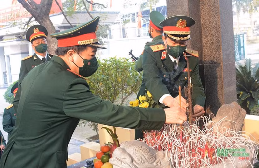 Đại biểu dâng hương tưởng nhớ, tri ân công lao các Anh hùng liệt sĩ.