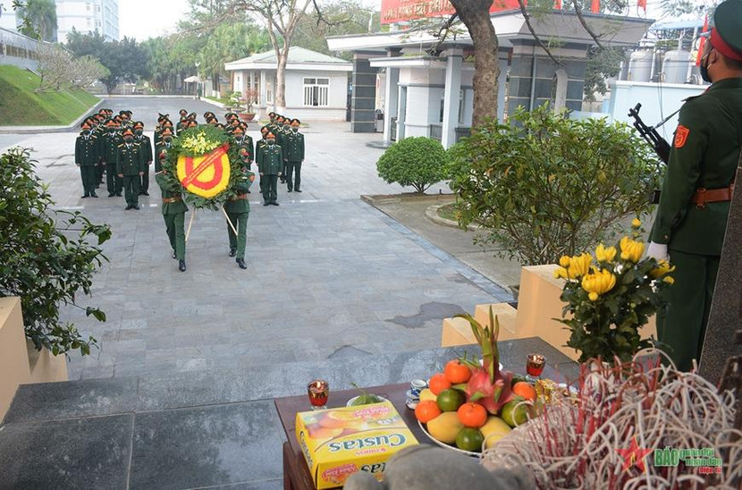 Đoàn đại biểu Binh chủng Đặc công dâng hoa tri ân các Anh hùng liệt sĩ.