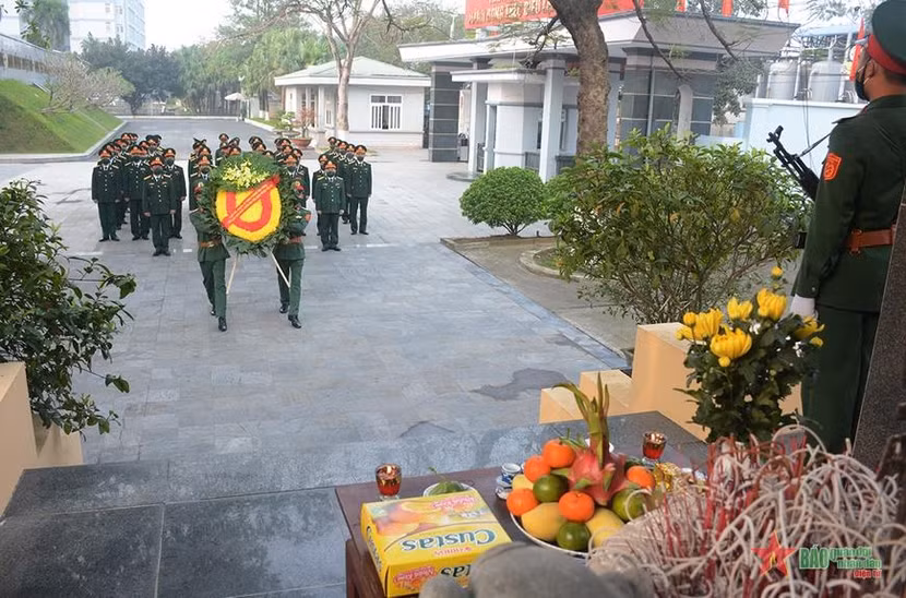 Đoàn đại biểu Binh chủng Đặc công dâng hoa tri ân các Anh hùng liệt sĩ.