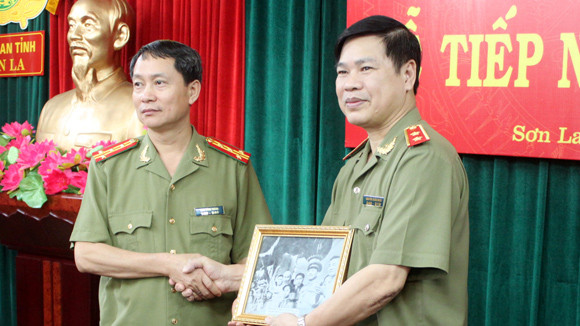 Tiếp nhận kỷ vật Công an nhân dân ảnh 1