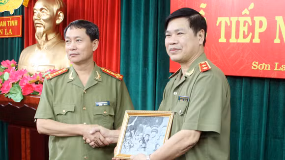 Tiếp nhận kỷ vật Công an nhân dân ảnh 1