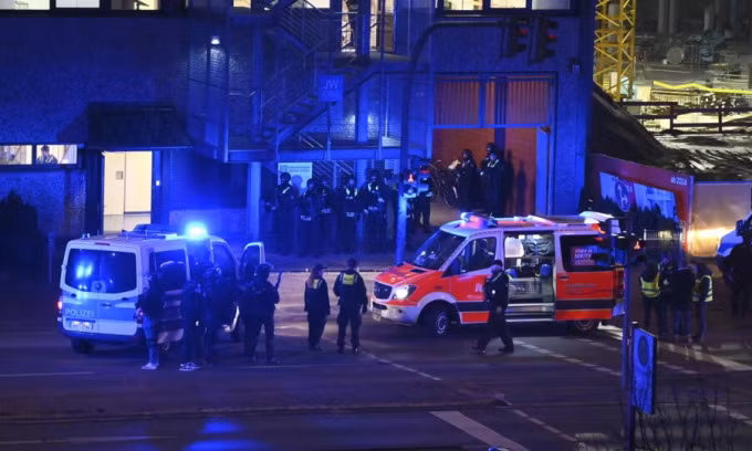 Cảnh sát triển khai ở hiện trường xả súng tại thành phố Hamburg