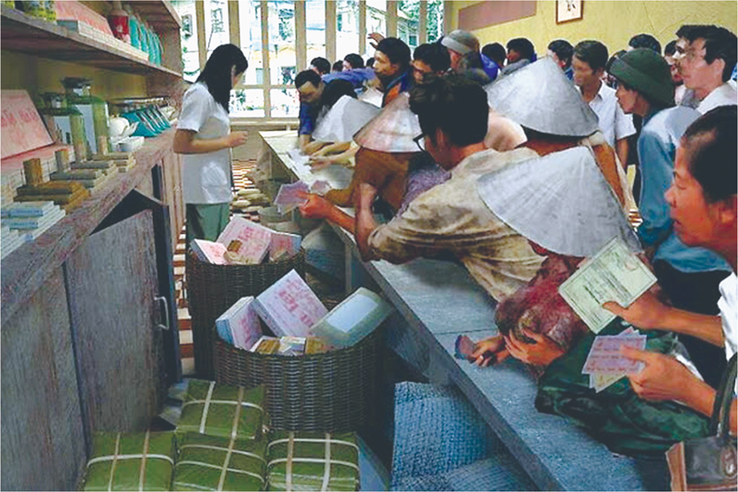 Thời bao cấp mọi thứ đểu rất thiếu thốn, mua bán thứ gì cũng phải xếp hàng theo chế độ tem phiếu