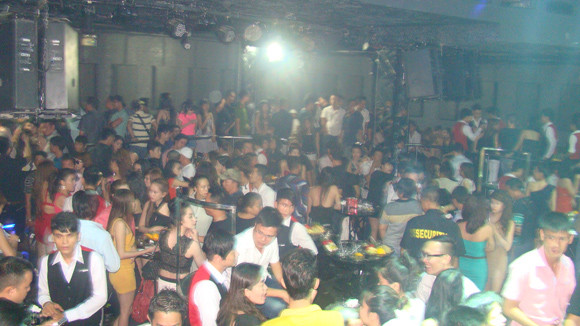 Đột kích 2 điểm ăn chơi lớn ở trung tâm TP.HCM ảnh 1