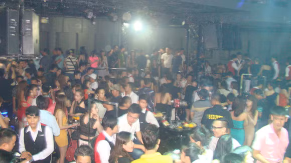 Đột kích 2 điểm ăn chơi lớn ở trung tâm TP.HCM ảnh 1