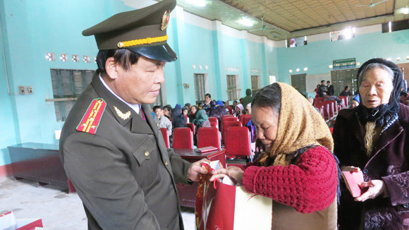 Quà Tết ấm lòng đồng bào nghèo ảnh 1