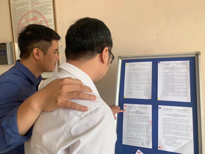 Cán bộ Ban Quản lý đường sắt đô thị Hà Nội đọc thông tin niêm yết công khai về thi tuyển lãnh đạo cấp phòng tại trụ sở đơn vị