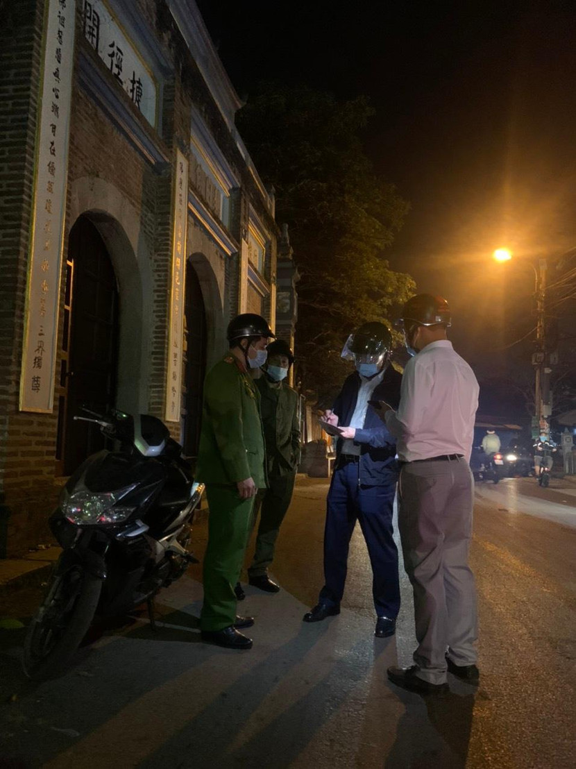 Thượng tá Phạm Văn Hậu - Trưởng CAH Gia Lâm kiểm tra, động viên tổ công tác Công an xã Ninh Hiệp