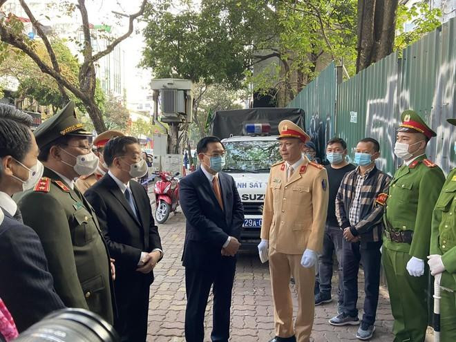 Chiều 30 Tết, một số đơn vị thuộc CATP Hà Nội vinh dự được các đồng chí Bí thư Thành ủy và Chủ tịch UBND TP đến động viên, chúc hoàn thành xuất sắc nhiệm vụ